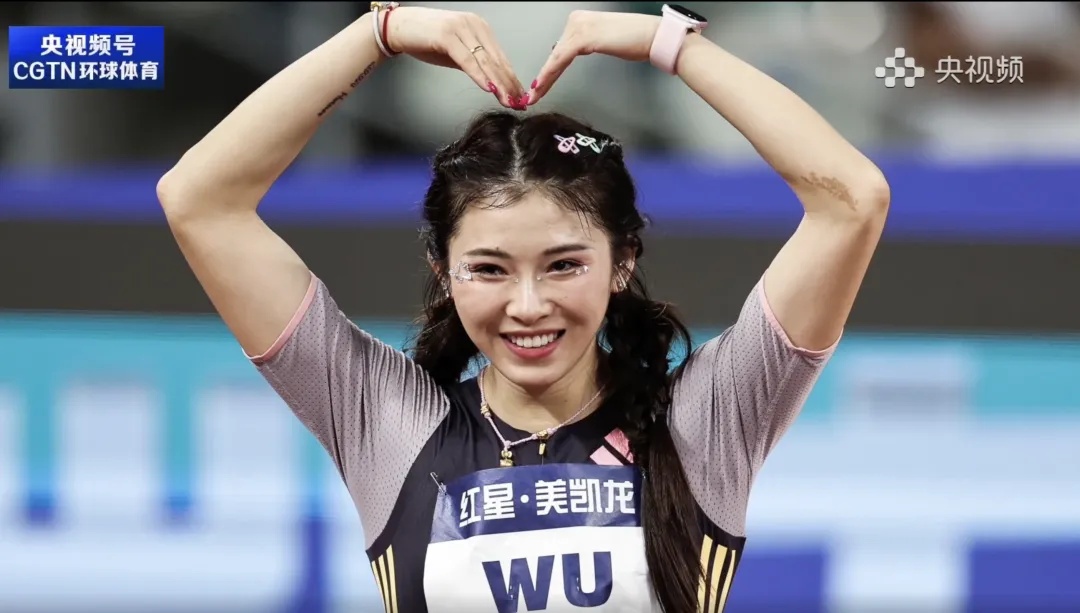 热搜第一！吴艳妮巴黎奥运会官网证件照公布，本人回应化妆做造型参赛