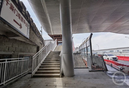 洪崖洞侧转换平台及钢楼梯开放 往来千厮门大桥将不再绕行 洪崖洞侧转换平台及钢楼梯开放 往来千厮门大桥将不再绕行