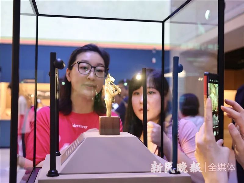 上海这地方热度飙升!门票“秒光”,许多人大包小包从外地赶来 上海这地方热度飙升!门票“秒光”,许多人大包小包从外地赶来