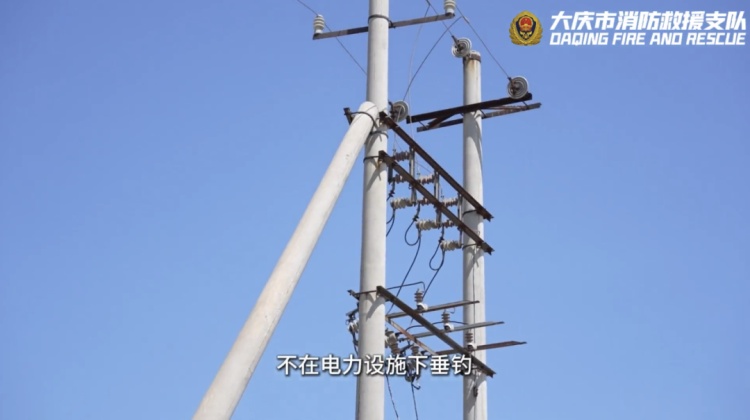 危险！2名男子沉迷钓鱼忽视泄洪警报，差点被冲没，若不慎溺水，如何自救？