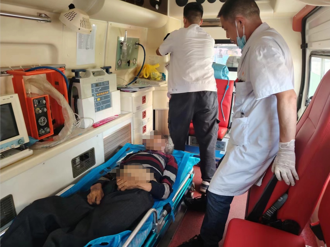 小孩阳台玩火，将家中八旬老人“推”入“火坑”