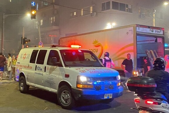 以色列特拉维夫市中心发生巨大爆炸!“空中目标坠落引起”,已致1死7伤 以色列特拉维夫市中心发生巨大爆炸!“空中目标坠落引起”,已致1死7伤