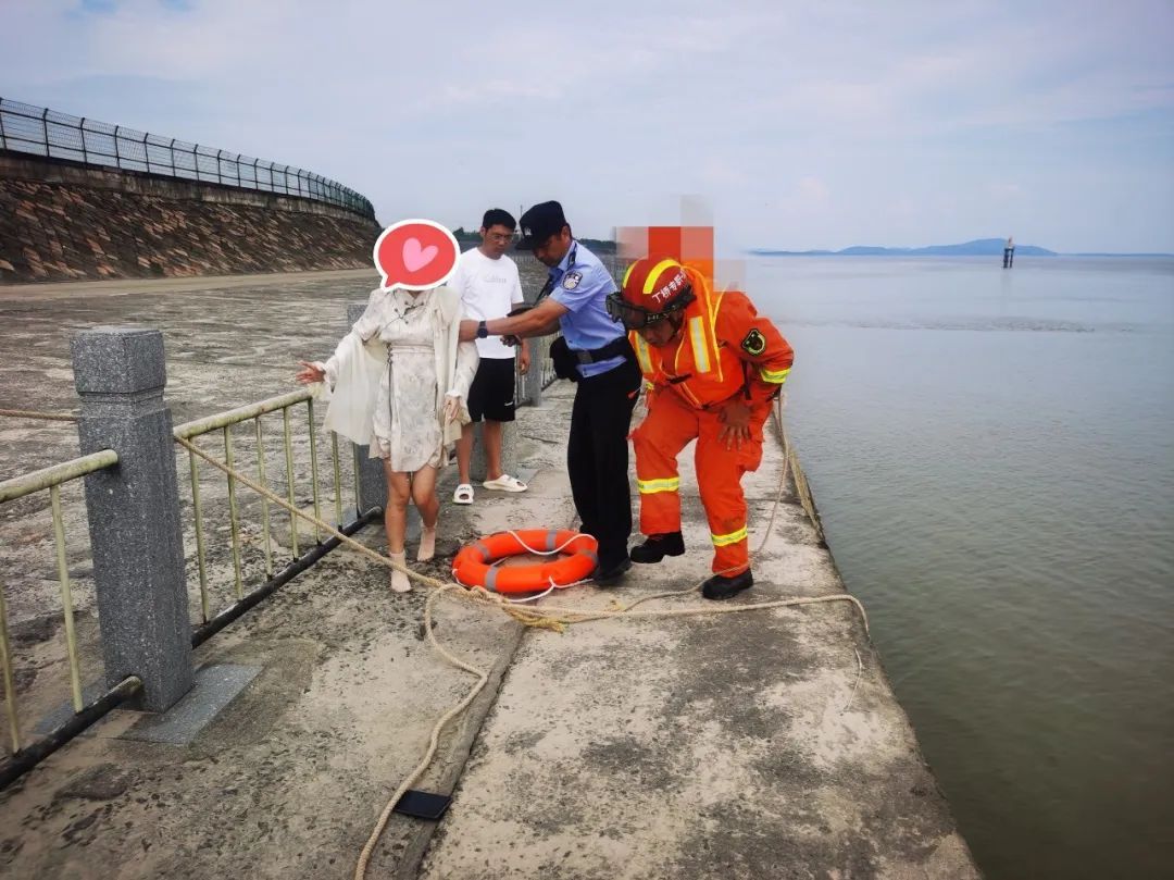 事发钱塘江边!年轻女子紧扒江堤:“救命!” 事发钱塘江边!年轻女子紧扒江堤:“救命!”