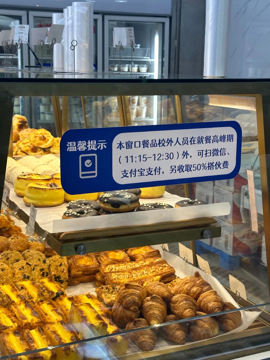 暑假里，复旦大学食堂被挤爆！有人却并不在吃饭？原来是……