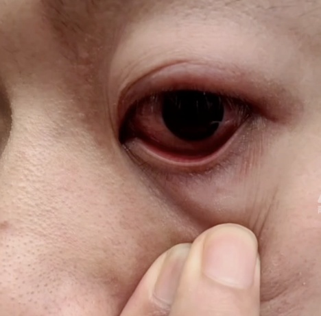 大妈健身房里用哑铃足底按摩！网友纷纷“现身说法”