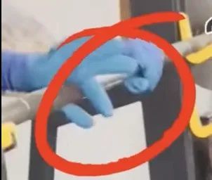 大妈健身房里用哑铃足底按摩！网友纷纷“现身说法”