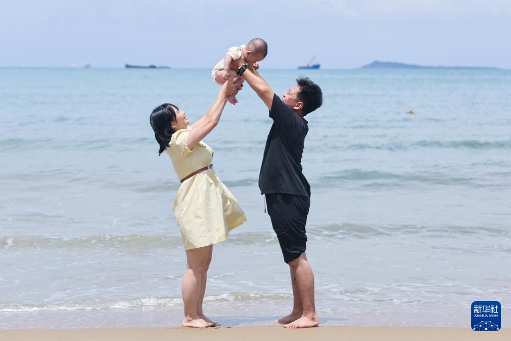 海南三亞：中外遊客樂享夏日風情