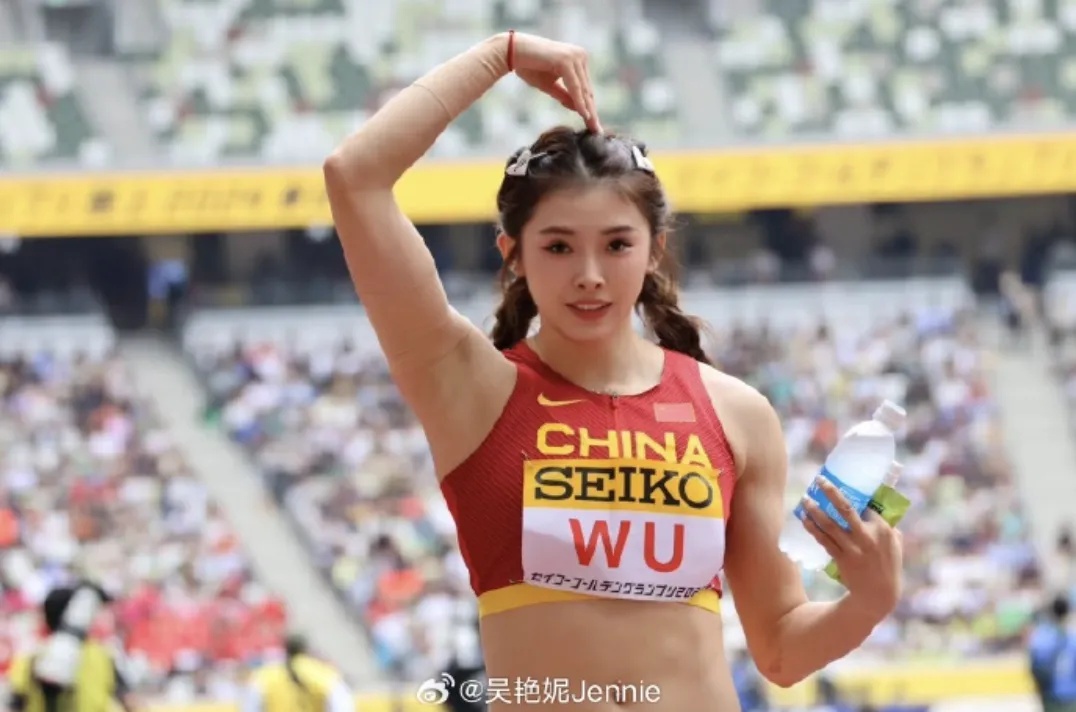热搜第一！吴艳妮巴黎奥运会官网证件照公布，本人回应化妆做造型参赛