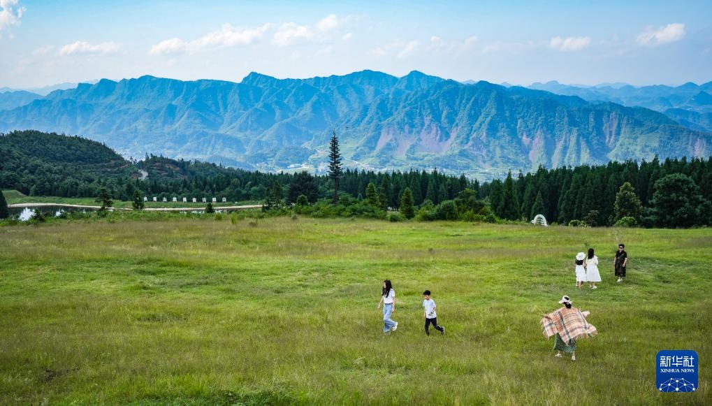 贵州六盘水：高山小镇迎来夏日旅游高峰