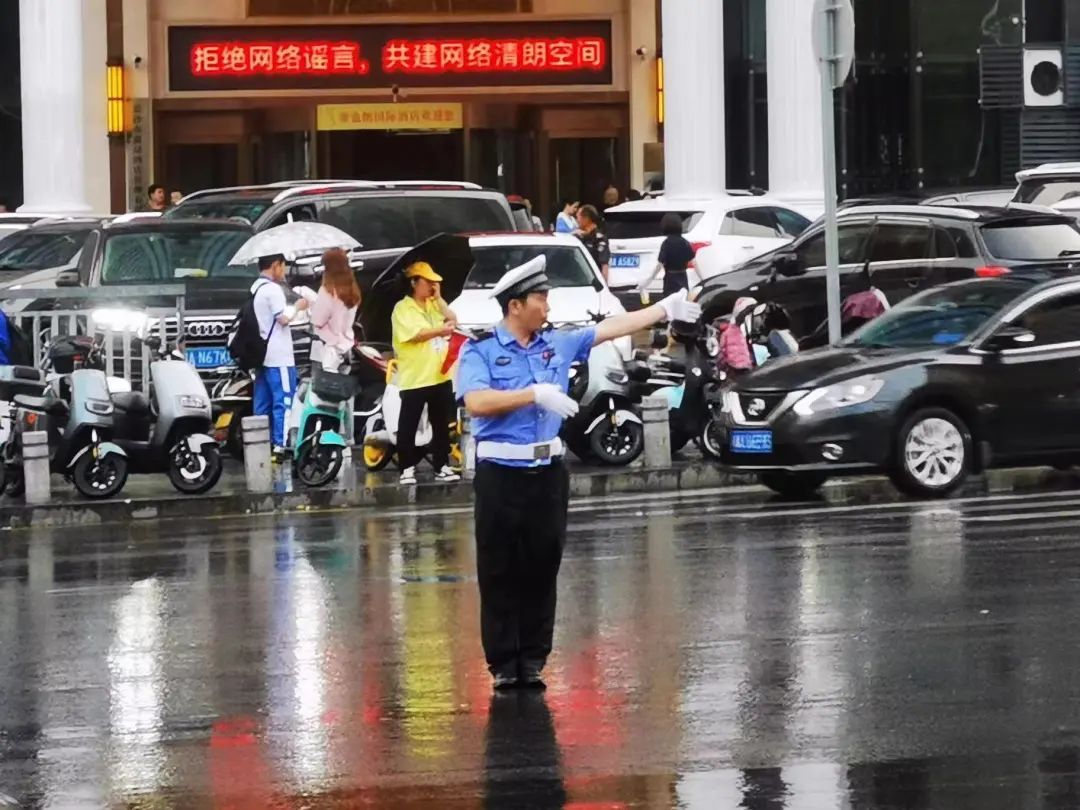 长沙黄土岭这位交警火了！网友花式点赞