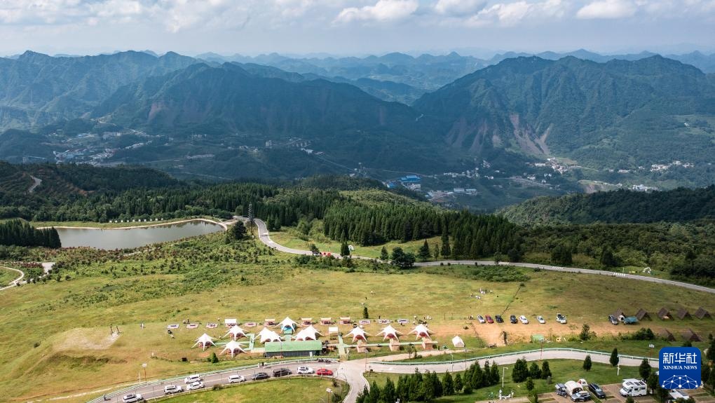 贵州六盘水：高山小镇迎来夏日旅游高峰