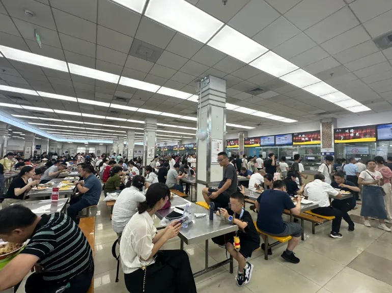 暑假里，复旦大学食堂被挤爆！有人却并不在吃饭？原来是……