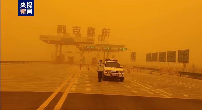 甘肃敦煌迎沙尘天气 高速管制景区关闭