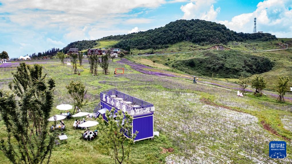 贵州六盘水：高山小镇迎来夏日旅游高峰