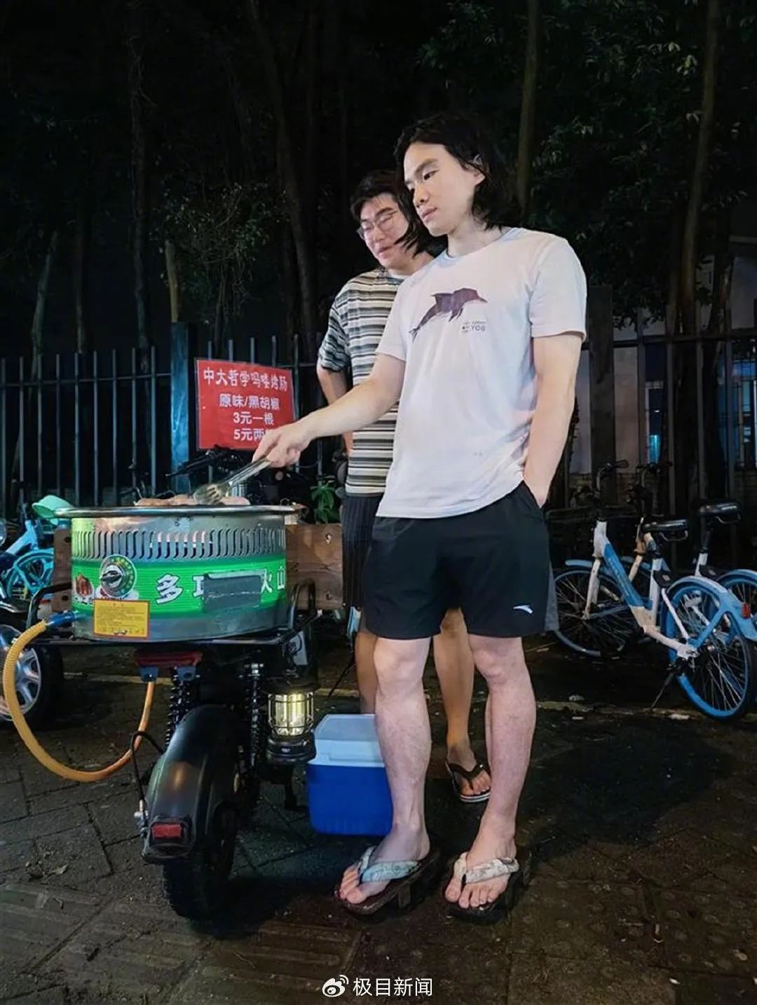 哲学硕博生摆摊卖烤肠？最新回应：还没赚到钱但……