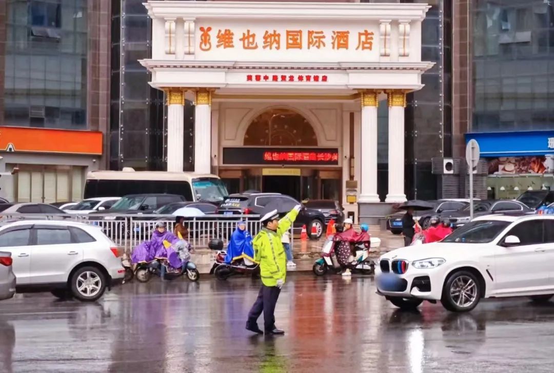 长沙黄土岭这位交警火了！网友花式点赞