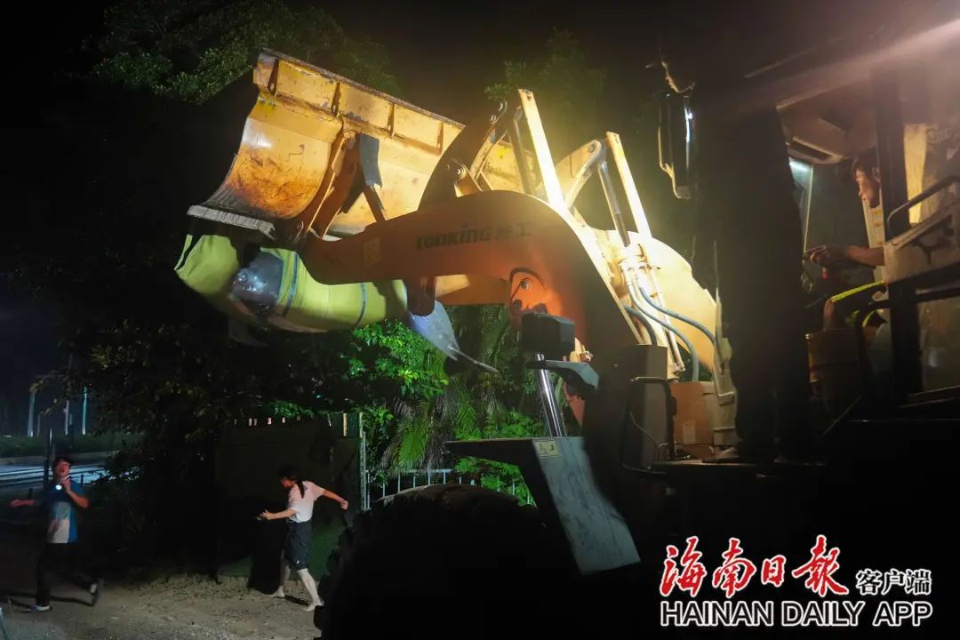 鲸鱼搁浅三亚海岸边：疑似怀孕，将为它做B超确认