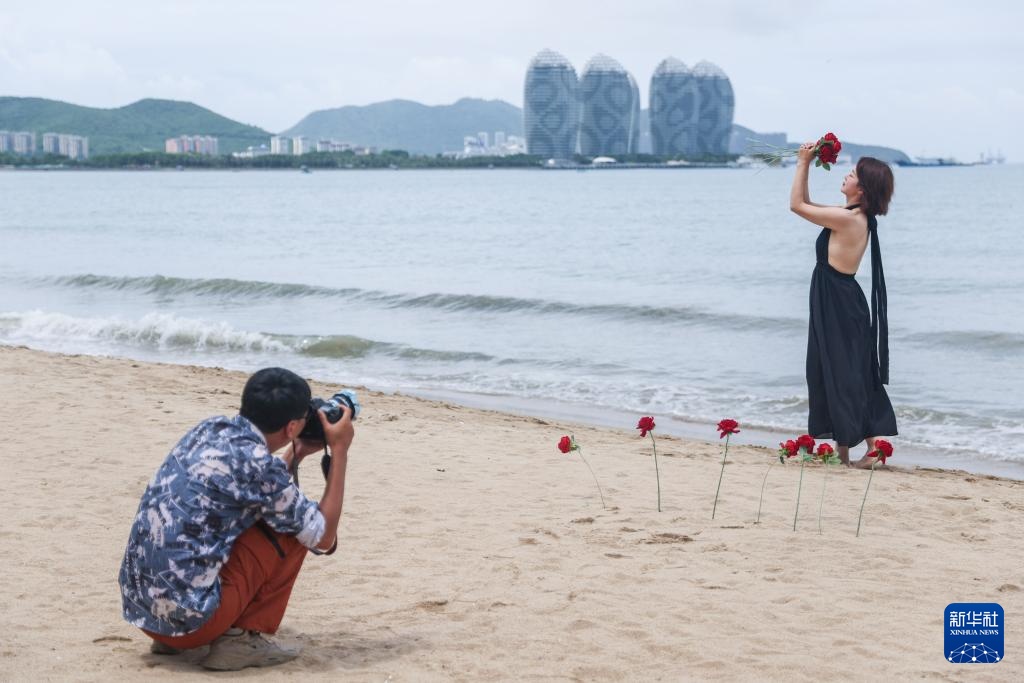 海南三亞：中外遊客樂享夏日風情