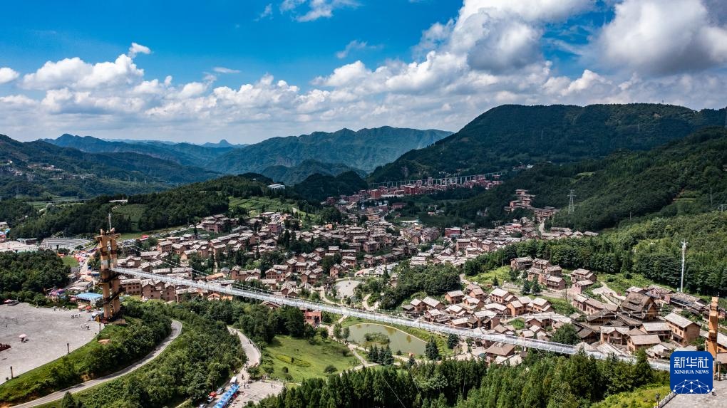 贵州六盘水：高山小镇迎来夏日旅游高峰