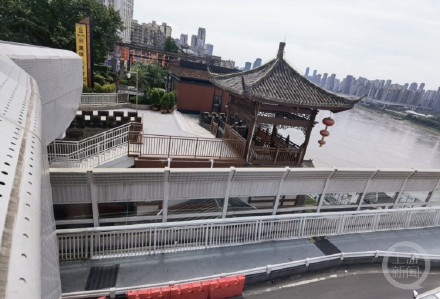 洪崖洞侧转换平台及钢楼梯开放 往来千厮门大桥将不再绕行 洪崖洞侧转换平台及钢楼梯开放 往来千厮门大桥将不再绕行