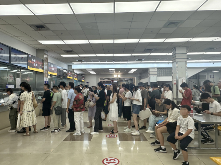 暑假复旦大学食堂座无虚席,但不是所有人都在吃饭?记者探访 暑假复旦大学食堂座无虚席,但不是所有人都在吃饭?记者探访