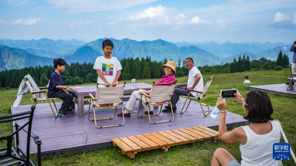 贵州六盘水：高山小镇迎来夏日旅游高峰