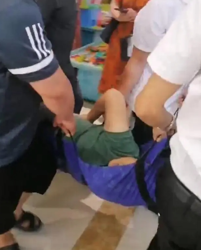 商场吊顶坍塌！6人受伤，掉落面积约160平方米