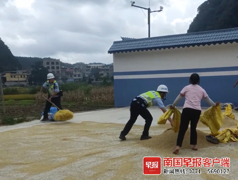 暖心!农妇赶在下雨前收稻谷,民辅警齐帮忙 暖心!农妇赶在下雨前收稻谷,民辅警齐帮忙