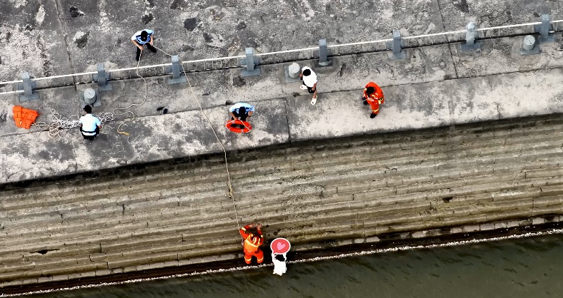 事发钱塘江边!年轻女子紧扒江堤:“救命!” 事发钱塘江边!年轻女子紧扒江堤:“救命!”