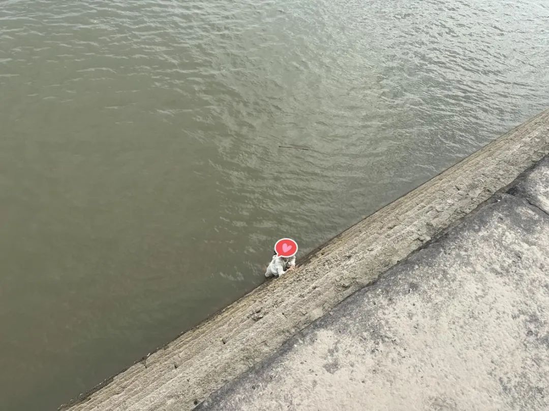 事发钱塘江边!年轻女子紧扒江堤:“救命!” 事发钱塘江边!年轻女子紧扒江堤:“救命!”