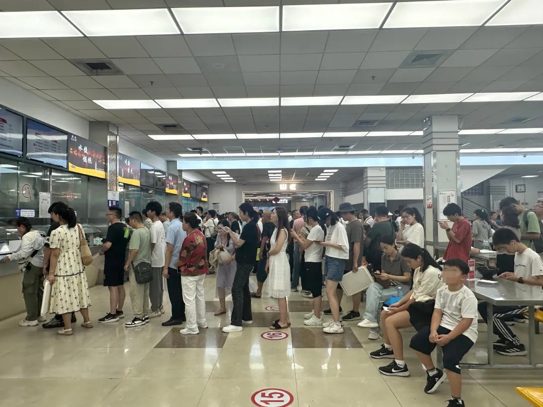 暑假里，复旦大学食堂被挤爆！有人却并不在吃饭？原来是……