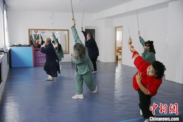 哈萨克斯坦“武术迷”亚历山大和他的“中国文化小组” 哈萨克斯坦“武术迷”亚历山大和他的“中国文化小组”
