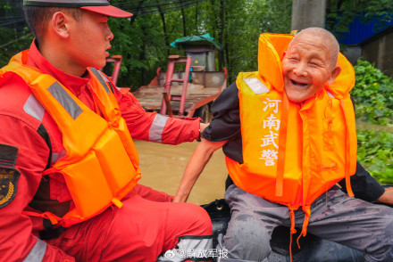 河南南阳暴雨，武警官兵持续开展救援工作