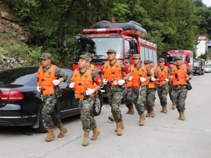 陕西商洛一大桥垮塌,武警官兵紧急搜救! 陕西商洛一大桥垮塌,武警官兵紧急搜救!