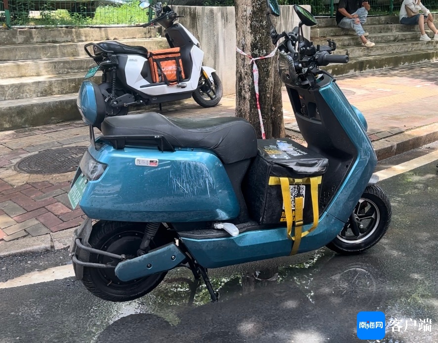 海口一骑行道地沟油溢出，致多人摔伤