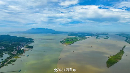 泾渭分明!鄱阳湖口现“江湖两色”景观 泾渭分明!鄱阳湖口现“江湖两色”景观