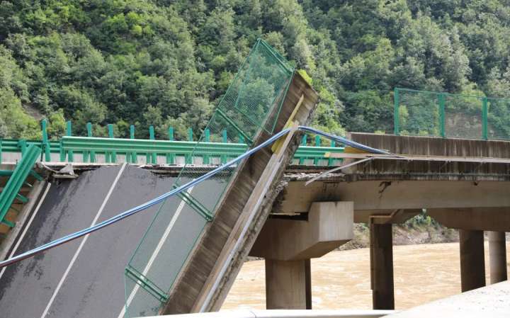 陕西商洛一大桥垮塌,武警官兵紧急搜救! 陕西商洛一大桥垮塌,武警官兵紧急搜救!