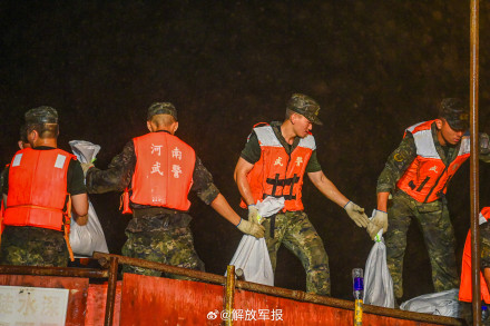 河南南阳暴雨，武警官兵持续开展救援工作