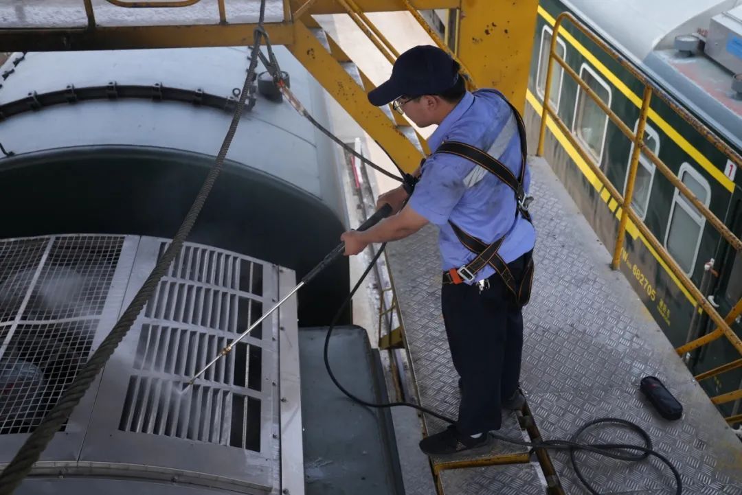 暑运进行时!普速列车空调是怎么清洗的? 暑运进行时!普速列车空调是怎么清洗的?