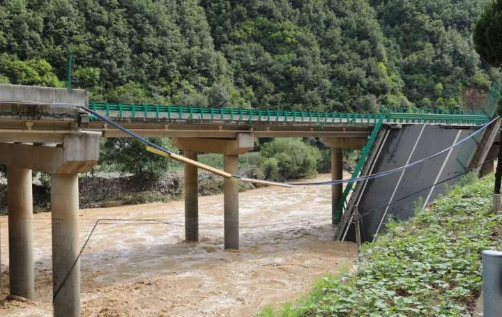 陕西商洛一大桥垮塌,武警官兵紧急搜救! 陕西商洛一大桥垮塌,武警官兵紧急搜救!