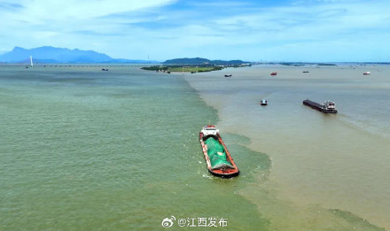 泾渭分明!鄱阳湖口现“江湖两色”景观 泾渭分明!鄱阳湖口现“江湖两色”景观