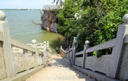 泾渭分明!鄱阳湖口现“江湖两色”景观 泾渭分明!鄱阳湖口现“江湖两色”景观