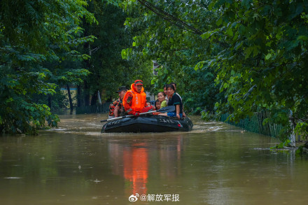 河南南阳暴雨，武警官兵持续开展救援工作