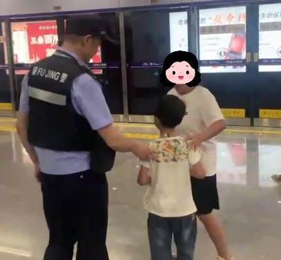 列车要开了!海宁一男孩在车厢外急得跺脚大哭…… 列车要开了!海宁一男孩在车厢外急得跺脚大哭……