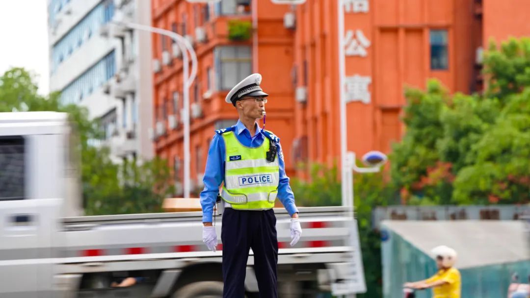 评论区→表扬墙，这位辅警获二级嘉奖！