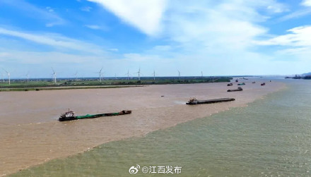 泾渭分明!鄱阳湖口现“江湖两色”景观 泾渭分明!鄱阳湖口现“江湖两色”景观