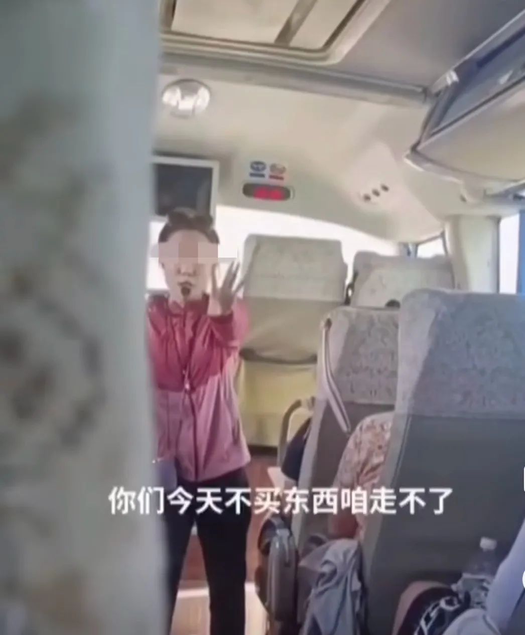 “不花钱是狗屁!”天津通报“导游强制游客消费”:属无证导游 “不花钱是狗屁!”天津通报“导游强制游客消费”:属无证导游