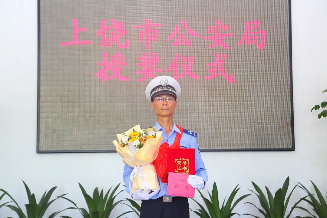 评论区→表扬墙，这位辅警获二级嘉奖！