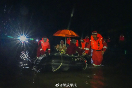 河南南阳暴雨，武警官兵持续开展救援工作