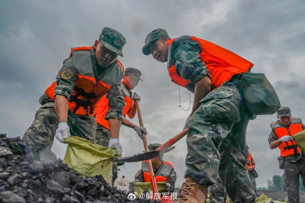 河南南阳暴雨，武警官兵持续开展救援工作